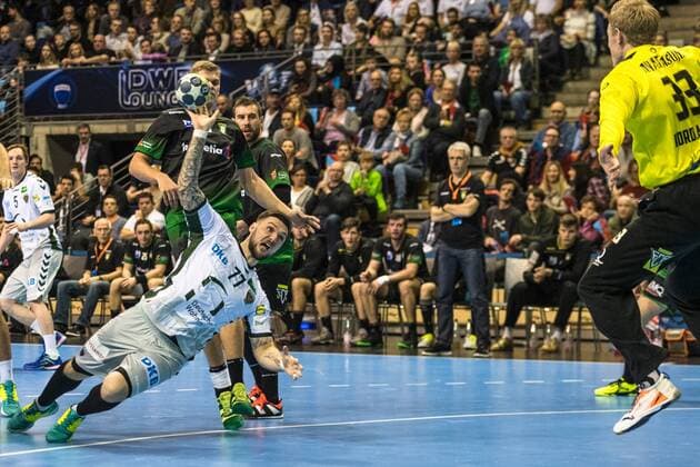 04.03.18 Füchse Berlin - Helvetia Anaitasuna, , EHF-Cup, Handball, Gruppenphase, Männer, Saison 2017 18 Bild: Sprung in den Kreis von KM Johan Koch (Füchse Berlin) Nr. 77 (l.) gegen TH Henrik Nordlander Nr. 33 (Anaitasuna)