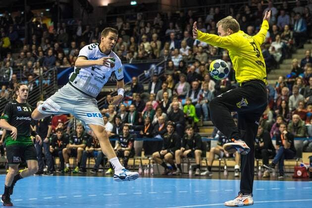 04.03.18 Füchse Berlin - Helvetia Anaitasuna, , EHF-Cup, Handball, Gruppenphase, Männer, Saison 2017 18 Bild: Ball vor dem Bauch von TH Henrik Nordlander Nr. 33 (Anaitasuna) (r.), Sprung in den Kreis von LA Bjarki Mar Elisson (Füchse Berlin) Nr. 4 (m.)