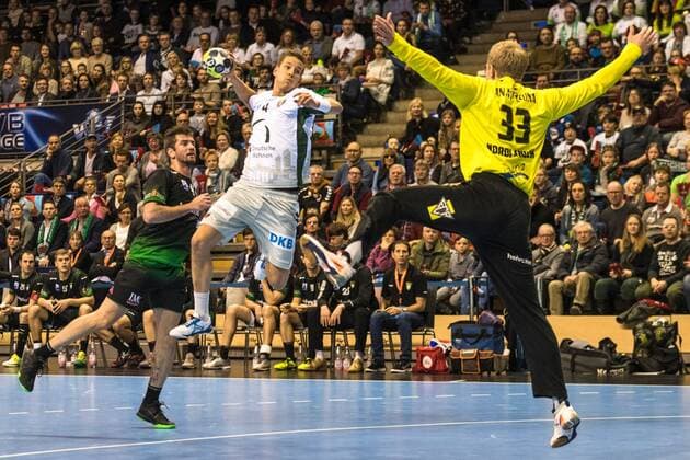 04.03.18 Füchse Berlin - Helvetia Anaitasuna, , EHF-Cup, Handball, Gruppenphase, Männer, Saison 2017 18 Bild: Sprung in den Kreis von LA Bjarki Mar Elisson (Füchse Berlin) Nr. 4 (m.) gegen TH Henrik Nordlander Nr. 33 (Anaitasuna) (r.)