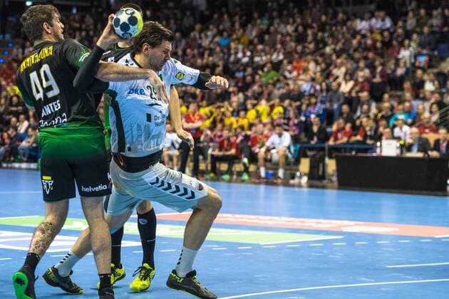 04.03.18 Füchse Berlin - Helvetia Anaitasuna, , EHF-Cup, Handball, Gruppenphase, Männer, Saison 2017 18 Bild: Kampf am Kreis, es setzt sich durch KL Erik Schmidt (Füchse Berlin) Nr. 28 (r.)