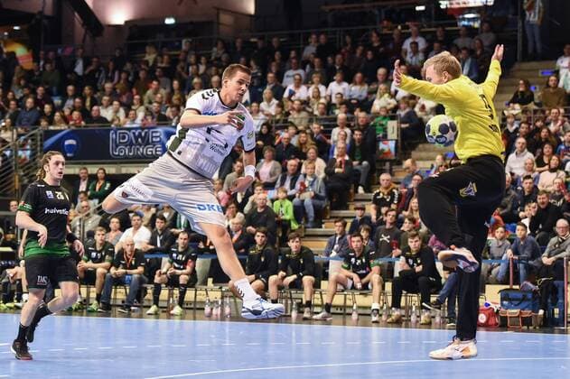 Handball, Herren, EHF-Pokal, Saison 2017 18, Gruppe B, Füchse Berlin - Helvetia Anaitasuna, Bjarki Elisson (Nr. 4, Füchse Berlin), TW Henrik Nordlander (Nr. 33, Helvetia Anaitasuna), 04.03.18, Copyright: xMichaelxHundtx xMatthiasxKochx