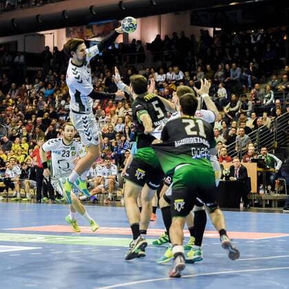 Handball, Herren, EHF-Pokal, Saison 2017 18, Gruppe B, Füchse Berlin - Helvetia Anaitasuna, Fabian Wiede (Nr. 3, Füchse Berlin), Cristian Martinez (Nr. 5, Helvetia Anaitasuna), Johan Koch (Nr. 77, Füchse Berlin), Mikel Aguirrezabalaga (Nr. 21, Helvetia Anaitasuna), 04.03.18, Copyright: xMichaelxHundtx xMatthiasxKochx
