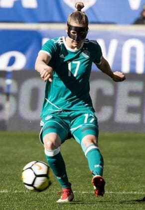 HARRISON, NJ - MARCH 04: Verena Faibt (17) of Germany makes a pass during a She Believes Cup match between England and Germany, on March 04, 2018, at Red Bull Arena, in Harrison, N.J. The game ended in a 2-2 tie. (Photo by Tony Quinn Icon Sportswire) SOCCER: MAR 04 SheBelieves Cup - England v Germany Icon25518030402 EDITORIAL USE ONLY