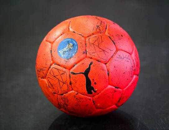 Leipzig, 04.03.2018, Arena Leipzig, Handball, DKB Bundesliga, 23. Spieltag, SC DHfK Leipzig - Die Eulen Ludwigshafen 23:20 (9:10) , Im Bild: Puma Handball mit IHF Logo ,
