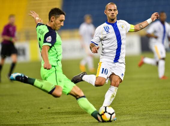(180306) -- DOHA, March 6, 2018 -- Al-Gharafa s Dutch captain Wesley Sneijder (R) vies with Mark Milligan of Al Ahli during the AFC Champions League Group A soccer match between Qatar s Al-Gharafa and Saudi Arabia s Al Ahli at Thani bin Jassim Stadium in Doha, Capital of Qatar, March 5, 2018. The match ended with a 1-1 draw. ) (SP)QATAR-DOHA-SOCCER-AFC-AL GHARAFA VS AL AHLI Nikku 