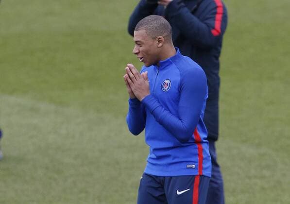 Entrenamiento del PSG en la ciudad deportiva. En la imagen, Mbappe. PSG training session. In this picture, Mbappe. 