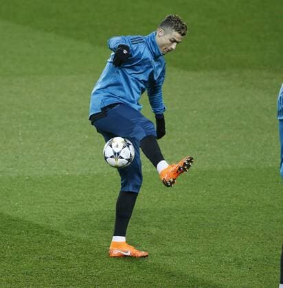 Entrenamiento del Real Madrid en el estadio del PSG antes de la vuelta de 1 8 de la Liga de Campeones. En la imagen, Cristiano Ronaldo. Real Madrid training session at PSG stadium before the second leg of 1 8 Champions League. In this picture, Cristiano Ronaldo. 