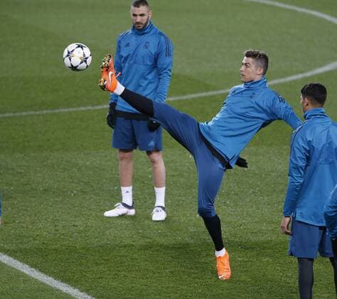 Entrenamiento del Real Madrid en el estadio del PSG antes de la vuelta de 1 8 de la Liga de Campeones. En la imagen, Benzema y Cristiano Ronaldo. Real Madrid training session at PSG stadium before the second leg of 1 8 Champions League. In this picture, Benzema and Cristiano Ronaldo. 