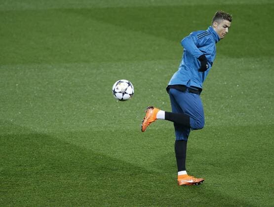 Entrenamiento del Real Madrid en el estadio del PSG antes de la vuelta de 1 8 de la Liga de Campeones. En la imagen, Cristiano Ronaldo. Real Madrid training session at PSG stadium before the second leg of 1 8 Champions League. In this picture, Cristiano Ronaldo. 