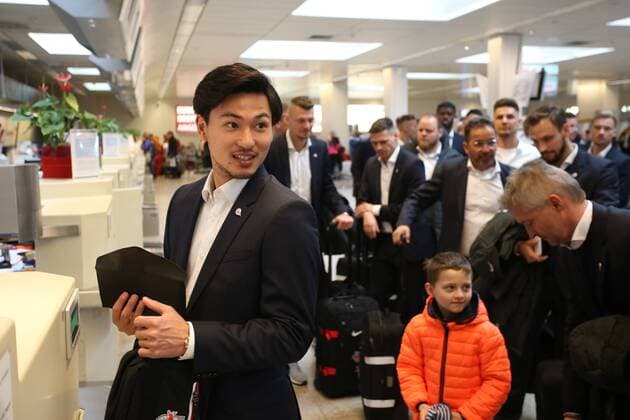 SOCCER - EL, Dortmund vs RBS SALZBURG,AUSTRIA,07.MAR.18 - SOCCER - UEFA Europa League, last sixteen, Borussia Dortmund vs Red Bull Salzburg, preview, departure RBS from Salzburg airport. Image shows Takumi Minamino (RBS). GEPAxpictures xMathiasxMandl