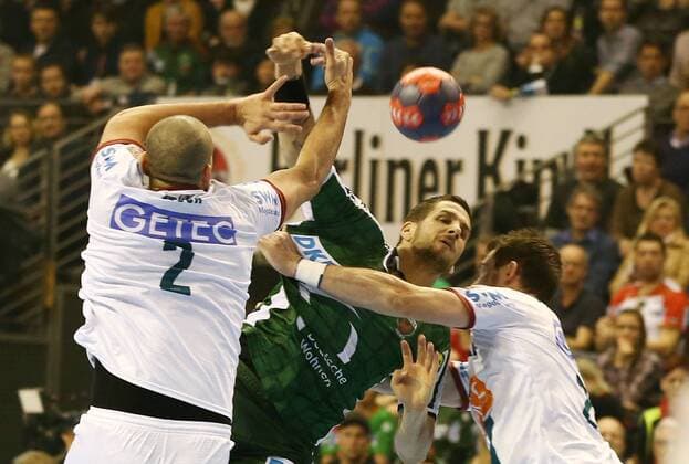 Zeljko Musa, Stipe Mandalinic, Mads Christiansen Aktion Spielszene Zweikampf Handball DHB Pokal DKB Bundesliga Herren Saison 2017 2018 07.03.2018 Füchse Berlin vs. SC Magdeburg SCM