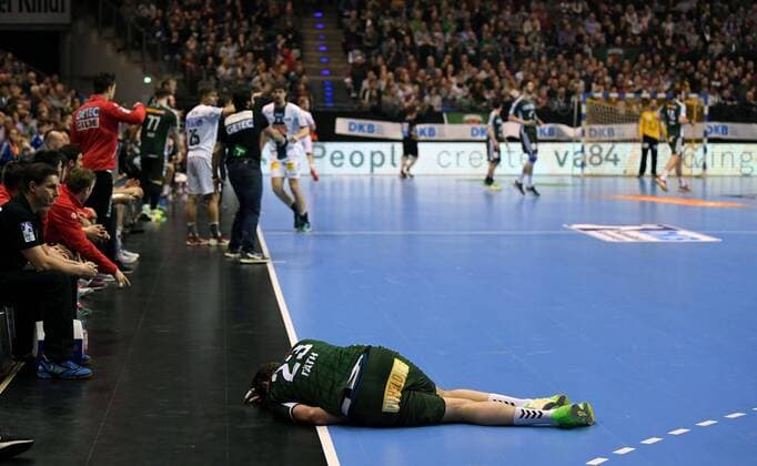 Themen der Woche - SPORT Bilder des Tages - SPORT Handball DHB Pokal 07.03.2018 Berlin Max Schmeling Halle Viertelfinale Fuechse Füchse Berlin geg SC Magdeburg Steffen FAETH ( FÄTH ) 23 Fuechse VERLETZT