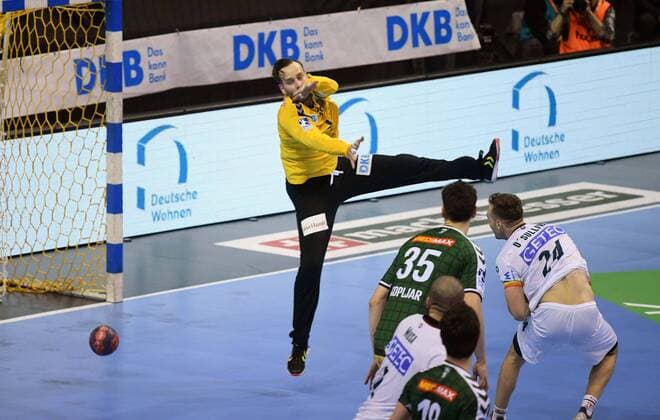 Handball DHB Pokal 07.03.2018 Berlin Max Schmeling Halle Viertelfinale Fuechse Füchse Berlin geg SC Magdeburg 29 30 vlnr Silvio HEINEVETTER 12 TW Fuechse geg Christian O«SULLIVAN 24 SCM Marko KOPLJAR 35 Fuechse SC Magdeburg qualifiziert sich fürs Final Four