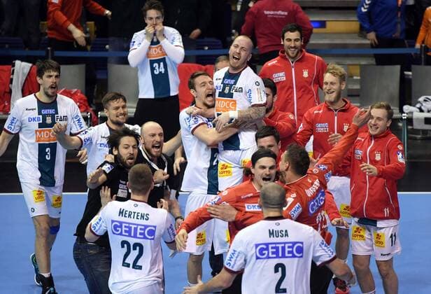 Bilder des Tages - SPORT Handball DHB Pokal 07.03.2018 Berlin Max Schmeling Halle Viertelfinale Fuechse Füchse Berlin geg SC Magdeburg 29 30 Jubel mit scn28 ua Bennet WEIGERT Trainer SCM links unten SC Magdeburg qualifiziert sich fürs Final Four