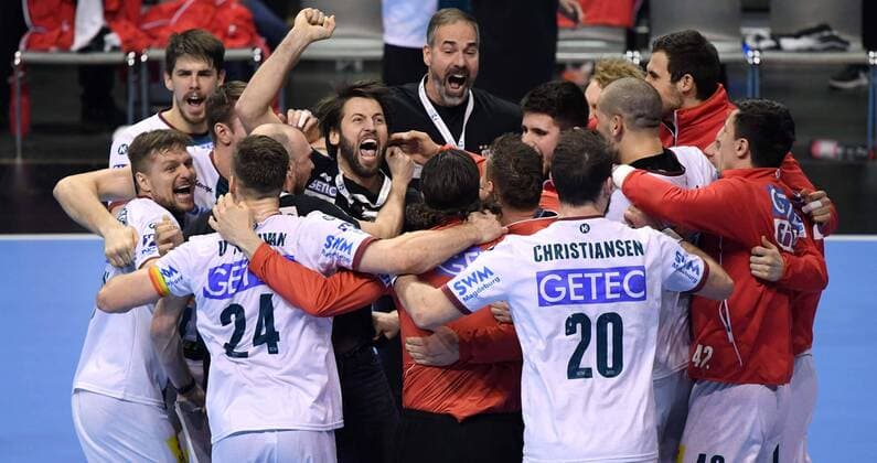Handball DHB Pokal 07.03.2018 Berlin Max Schmeling Halle Viertelfinale Fuechse Füchse Berlin geg SC Magdeburg 29 30 SC Magdeburg qualifiziert sich fürs Final Four Bennet WIEGERT Trainer SCM in der Mitte Jubel