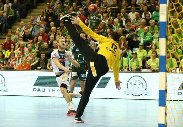 Bilder des Tages - SPORT Matthias Musche, Torwart Silvio Heinevetter Aktion Spielszene Zweikampf Handball DHB Pokal DKB Bundesliga Herren Saison 2017 2018 07.03.2018 Füchse Berlin vs. SC Magdeburg SCM