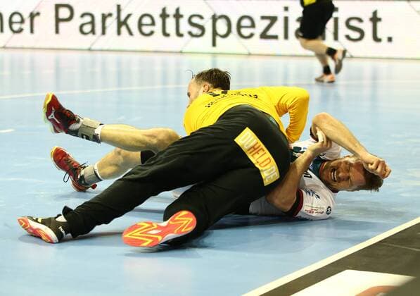 Torwart Silvio Heinevetter, Marko Bezjak geraten aneinander Aktion Spielszene Zweikampf Handball DHB Pokal DKB Bundesliga Herren Saison 2017 2018 07.03.2018 Füchse Berlin vs. SC Magdeburg SCM