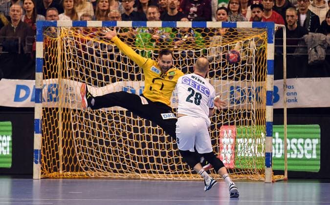 Themen der Woche - SPORT Bilder des Tages - SPORT Robert Weber (Magdeburg), erzielt hier ein Tor gegen Silvio Heinevetter (Torwart Füchse), Füchse Berlin - SC Magdeburg DHB-Pokal, Viertelfinale 2017 2018, Herren, Männer, Handball, Deutschland, Germany, Max-Schmeling-Halle Berlin, 7.3.2018