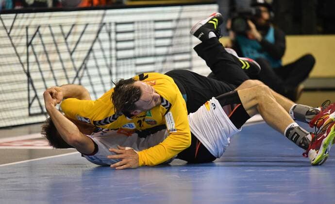 Marko Bezjak (Magdeburg), unten, oben Silvio Heinevetter (Torwart Füchse), Füchse Berlin - SC Magdeburg DHB-Pokal, Viertelfinale 2017 2018, Herren, Männer, Handball, Deutschland, Germany, Max-Schmeling-Halle Berlin, 7.3.2018