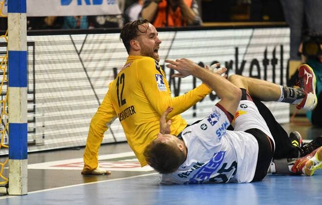 Marko Bezjak (Magdeburg), unten, oben Silvio Heinevetter (Torwart Füchse), Füchse Berlin - SC Magdeburg DHB-Pokal, Viertelfinale 2017 2018, Herren, Männer, Handball, Deutschland, Germany, Max-Schmeling-Halle Berlin, 7.3.2018
