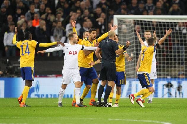 Tottenham Hotspur v Juventus UEFA Champions League The Juventus players surround Referee Szymon Marciniak appealing for a penalty during the UEFA Champions League match at Wembley Stadium, London Content Not Available For UK Newspapers Copyright: xPaulxChestertonx FIL-11460-0025