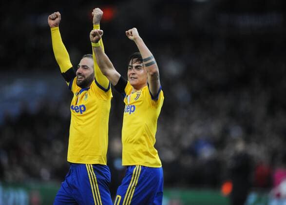 Football - 2017 2018 UEFA Champions League - Round of Sixteen, Second Leg: Tottenham Hotspur (2) vs. Juventus (2) Paulo Dybala of Juventus celebrates scoring goal no 2, with Gonzalo Higuain at Wembley Stadium. COLORSPORT ANDREW COWIE 