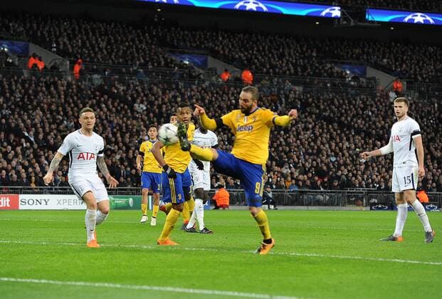 Football - 2017 2018 UEFA Champions League - Round of Sixteen, Second Leg: Tottenham Hotspur (2) vs. Juventus (2) Gonzalo Higuain of Juventus scores goal no 1, at Wembley Stadium. COLORSPORT ANDREW COWIE 