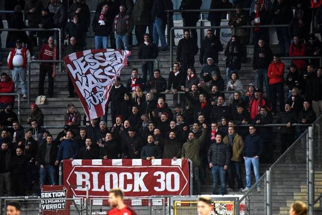 07.03.2018 xkhx Kassel, Auerstadion Regionalliga Süd Saison 2017 2018 KSV Hessen Kassel gegen TSG Hoffenheim II (U23) die Löwenfans mit der Fahne von Hessen Kassel