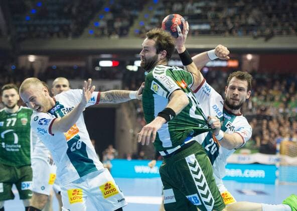 Steffen Faeth (23 B) am Ball gegen Robert Weber (28 SCM) und Mads Christiansen (20 SCM). Handball DHB-Pokal - Saison 2017 2018, Viertelfinale: Fuechse Berlin - SC Magdeburg in Berlin, Deutschland am 07.03.2018,