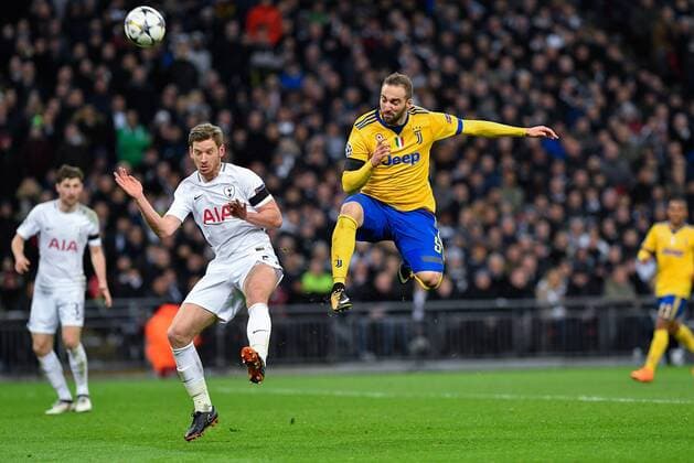 March 7, 2018 - London, United Kingdom - Gonzalo Higuain of Juventus is challenged by Jan Vertonghen of Tottenham during the UEFA Champions League match between Tottenham Hotspur and Juventus at Wembley Stadium, London, England on 7 March 2018. Tottenham v Juventus - UEFA Champions League  - ZUMAn230 20180307_zaa_n230_353 Copyright: xGiuseppexMaffiax