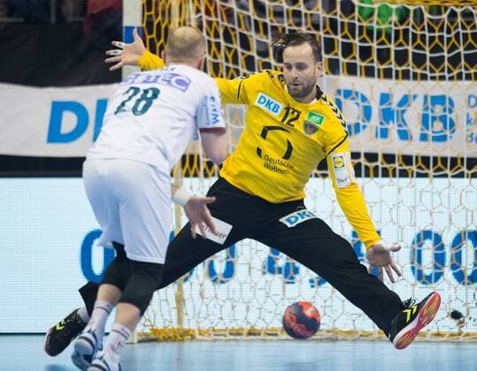 vl: Robert Weber (SCM), Torhueter Silvio Heinevetter (12 B) Handball DHB-Pokal - Saison 2017 2018, Viertelfinale: Fuechse Berlin - SC Magdeburg in Berlin, Deutschland am 07.03.2018,