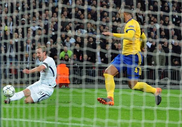Football - 2017 2018 UEFA Champions League - Round of Sixteen, Second Leg: Tottenham Hotspur (2) vs. Juventus (2) Harry Kane of Tottenham shoots just wide, at Wembley Stadium. COLORSPORT ANDREW COWIE 