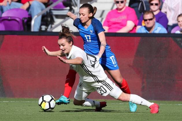 Bilder des Tages - SPORT ORLANDO, FL - MARCH 07: Germany midfielder Lina Magull (20) is tripped up by France defender Marion Torrent (17) during the SheBelieves Cup soccer match between Germany and France on March 7, 2018 at Orlando City Stadium in Orlando FL. (Photo by Joe Petro Icon Sportswire) SOCCER: MAR 07 SheBelieves Cup - Germany v France Icon20180307201 EDITORIAL USE ONLY