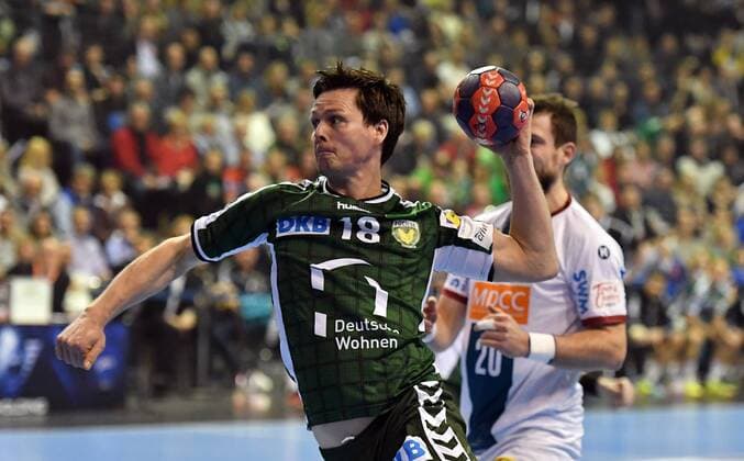 Hans Lindberg (Füchse), beim Wurf,hinten Mads Christiansen (Magdeburg), Füchse Berlin - SC Magdeburg REWE-Pokal, Viertelfinale 2017 2018, Herren, Männer, Handball, Deutschland, Germany, Max-Schmeling-Halle Berlin, 7.3.2018
