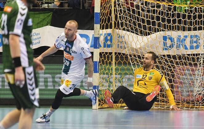 Robert Weber (Magdeburg), jubelt nach einem Tor, hinten der enttäuschte Silvio Heinevetter (Torwart Füchse), Füchse Berlin - SC Magdeburg REWE-Pokal, Viertelfinale 2017 2018, Herren, Männer, Handball, Deutschland, Germany, Max-Schmeling-Halle Berlin, 7.3.2018