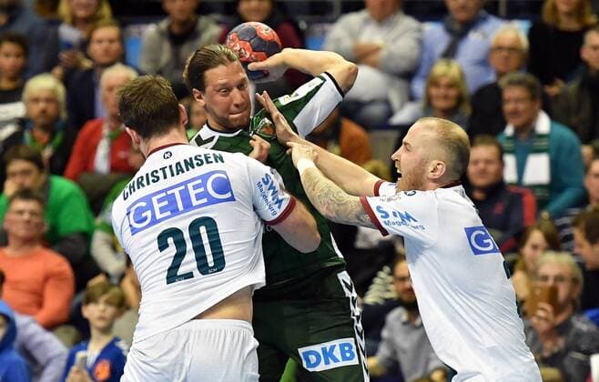 Matthias Zachrisson (Füchse), mit Ball, links Mads Christiansen (Magdeburg), rechts Robert Weber (Magdeburg), Füchse Berlin - SC Magdeburg REWE-Pokal, Viertelfinale 2017 2018, Herren, Männer, Handball, Deutschland, Germany, Max-Schmeling-Halle Berlin, 7.3.2018