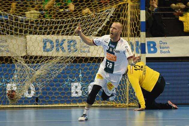 Handball, Herren, DHB-Pokal, Saison 2017 18, Viertelfinale, Füchse Berlin - SC Magdeburg, Robert Weber (Nr. 28, SC Magdeburg), TW Silvio Heinevetter (Nr. 12, Füchse Berlin), 07.03.18, Copyright: xMichaelxHundtx xMatthiasxKochx