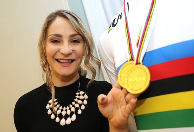 Empfang Kristina Vogel 07.03.18 , Erfurt, Haus Dacheröden, Empfang für die Weltmeisterin und Olympiasiegerin im Bahnrad Kristina Vogel im Bild: Kristina Vogel mit ihren Goldmedaillen von der Weltmeisterschaft in Appeldorn
