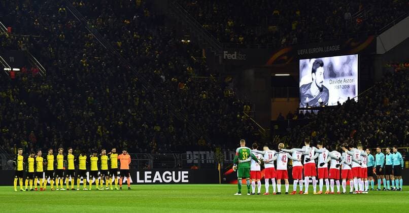 08.03.2018, xjhx, Fussball Europa League, Borussia Dortmund - RB Salzburg, emspor, v.l. Schweigeminute Davide Astori Dortmund