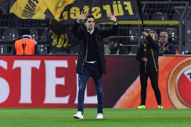 Fußball Europa League Achtelfinale Borussia Dortmund - FC Salzburg am 08.03.2018 im Signal Iduna Park in Dortmund Marc Bartra ( Dortmund ) verabschiedet sich von seinen Fans