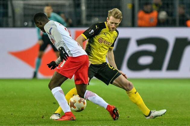 GER, 1.FBL, Borussia Dortmund vs RB Salzburg 08.03.2018, Signal Iduna Park, Dortmund, GER, 1.FBL, Borussia Dortmund vs RB Salzburg, im Bild v. li. im Zweikampf Diadie Samassekou ( 8, RB Salzburg) Andre Schuerrle Schürrle ( 21, Borussia Dortmund)