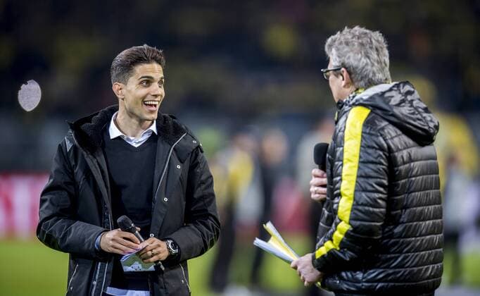 Fußball: UEFA Europa League, EL, Saison 2017 2018, Achtelfinale, Borussia Dortmund - RB Salzburg in Dortmund (Nordrhein-Westfalen). Marc Bartra (l.) begrüßt Stadionsprecher Norbert Dickel. Copyright: xKirchner DavidxInderliedx
