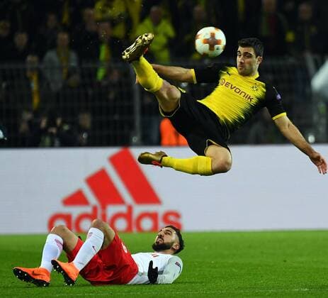 Bilder des Tages - SPORT 08.03.2018, xjhx, Fussball Europa League, Borussia Dortmund - RB Salzburg, emspor, v.l. Yussuf Poulsen (RB Leipzig), Sokratis (Borussia Dortmund) Dortmund