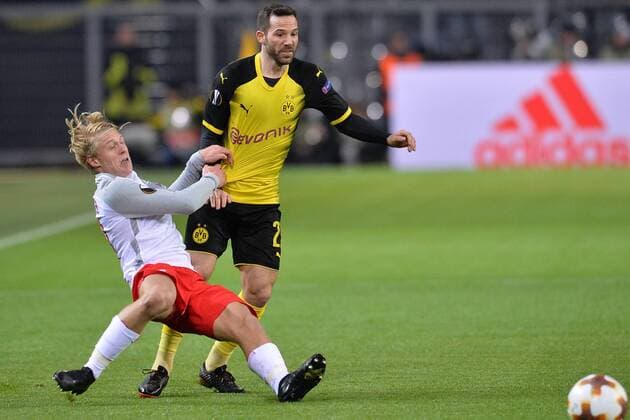 Fußball Europa League Achtelfinale Borussia Dortmund - FC Salzburg am 08.03.2018 im Signal Iduna Park in Dortmund Xaver Schlager ( Salzburg ), links - Gonzalo Castro ( Dortmund ), rechts