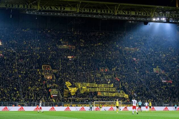 Fans von Borussia Dortmund mit Banner Einst Europas Spitze anvisiert, jetzt wird das Stadion minimiert, RedBull verleiht Illusionen beim Europa League Achtelfinale zwischen Borussia Dortmund und dem FC Salzburg am 08.03.2018, Dortmund Copyright: xSchuelerx xEibnerx-xPressefotox EP_JSE