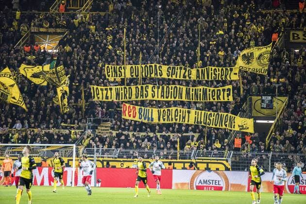 Fußball: UEFA Europa League, EL, Saison 2017 2018, Achtelfinale, Borussia Dortmund - RB Salzburg in Dortmund (Nordrhein-Westfalen). Die Dortmunder Fans auf der Südtribüne zeigen Banner gegen Salzburg. Copyright: xKirchner DavidxInderliedx