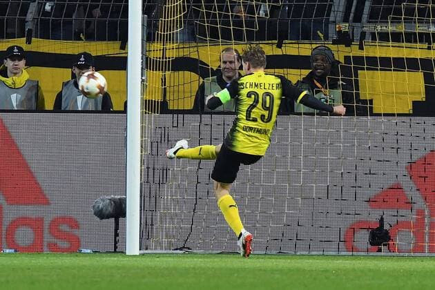 Fußball Europa League Achtelfinale Borussia Dortmund - FC Salzburg am 08.03.2018 im Signal Iduna Park in Dortmund Marcel Schmelzer ( Dortmund ) rettet auf der Linie