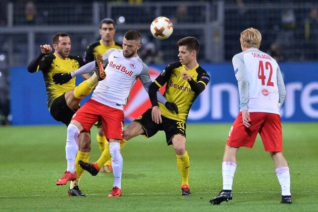 Fußball Europa League Achtelfinale Borussia Dortmund - FC Salzburg am 08.03.2018 im Signal Iduna Park in Dortmund Gonzalo Castro ( Dortmund ), links - Valon Berisha ( Salzburg ), mitte - Julian Weigl ( Dortmund ), rechts