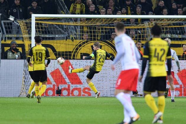 Bilder des Tages - SPORT Fußball Europa League Achtelfinale Borussia Dortmund - FC Salzburg am 08.03.2018 im Signal Iduna Park in Dortmund Marcel Schmelzer ( Dortmund ) kann vor der Linie klären