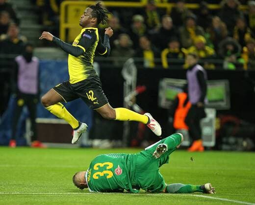 08.03.2018, Fussball UEFA Europa League 2017 2018, Achtelfinale, Borussia Dortmund - RB Salzburg, im Signal-Iduna-Park Dortmund. v.l. Michy Batshuayi (Dortmund) gegen Torwart Alexander Walke (RB Salzburg)